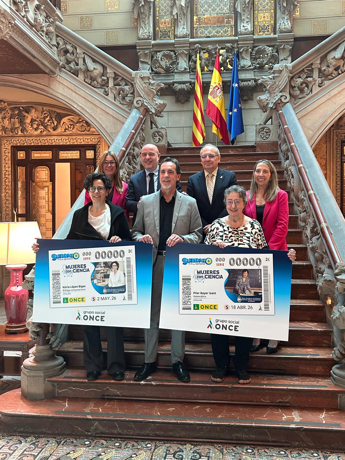 Durant l’acte, Enric Botí, delegat territorial de l’ONCE a Catalunya, i &nbsp;Maria de la Sierra López, vicepresidenta segona del Consell Territorial de l’ONCE a Catalunya,&nbsp; van lliurar a &nbsp;Pilar Bayer Isant, matemàtica i catedràtica emèrita de la Universitat de Barcelona, i a Núria López-Bigas, biòloga &nbsp;i investigadora ICREA de l’Institut de Recerca Biomèdica (IRB Barcelona), una il·lustració emmarcada dels seus respectius cupons. Els van acompanyar Juan Lerma, representant de la RAC i&nbsp; i el delegat del Govern a Catalunya, Carlos Prieto. També va ser-hi la subdelegada del Govern, Mari Carmen García-Calvillo.