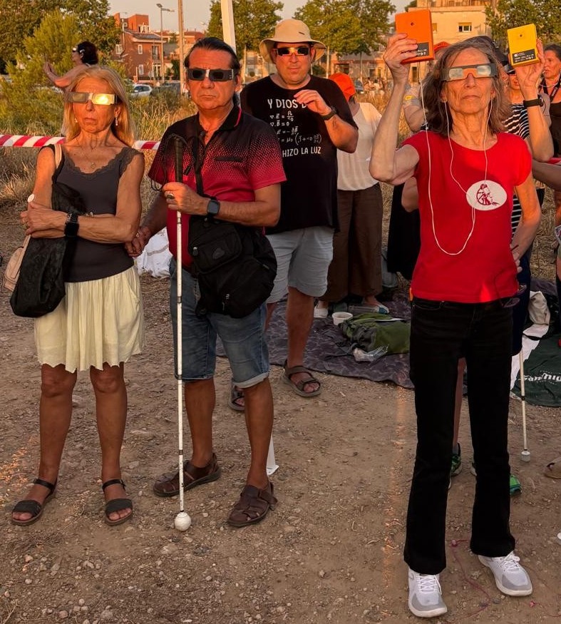 Persones cegues gaudint del eclipsi inclusiu a Reus.