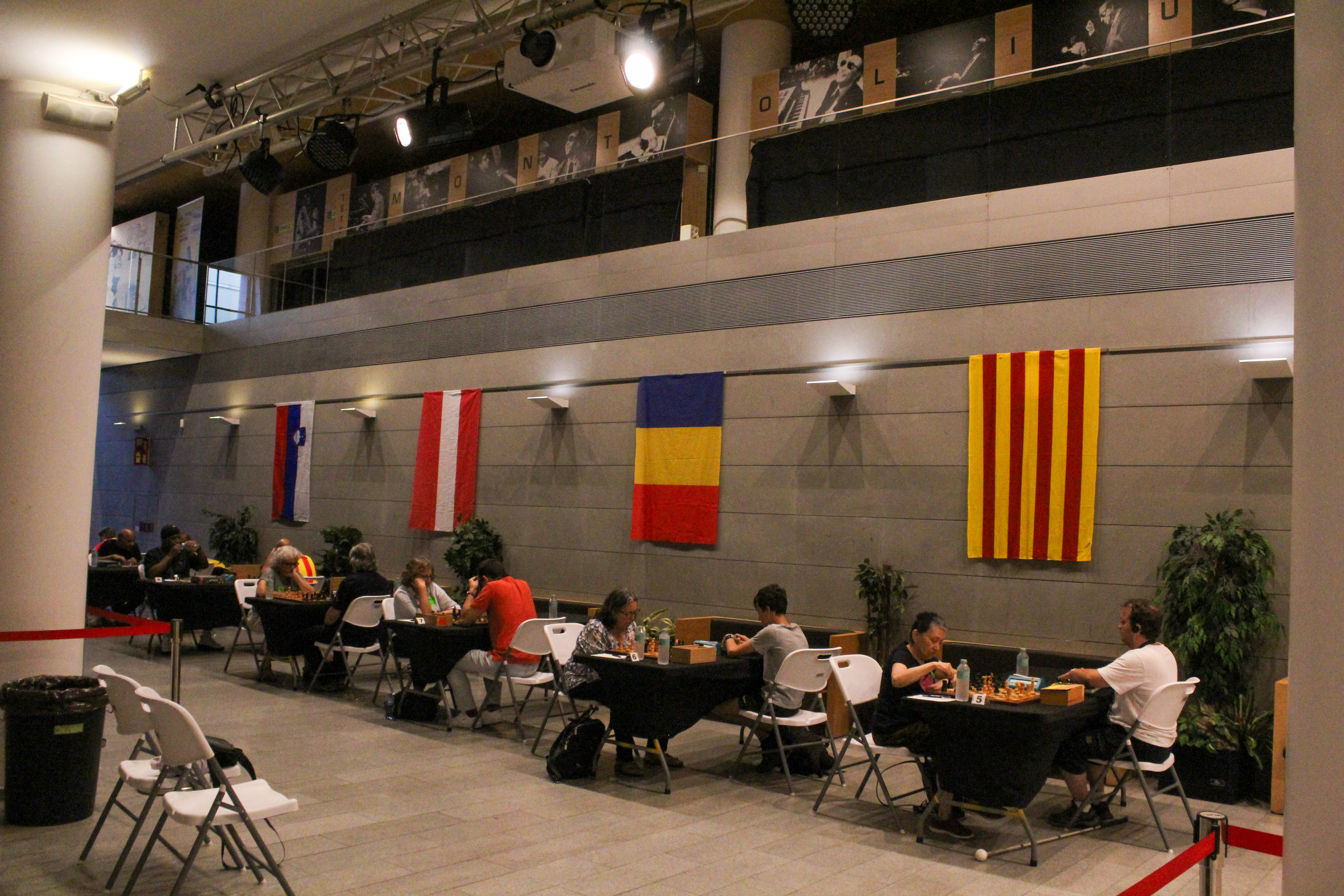 Escaquistes jugant en una jornada de competició, al hall de l'Auditori ONCE Catalunya.