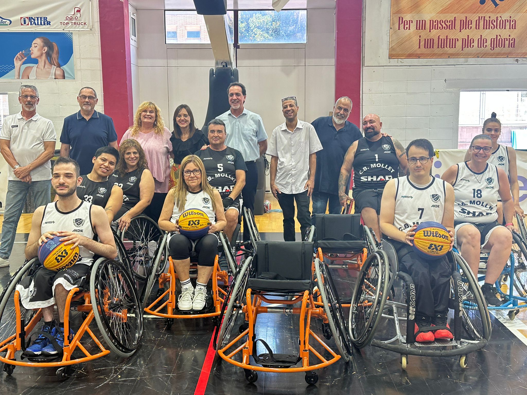 Enric Botí, delegat de l’ONCE a Catalunya, i David Bernardo, president del Consell Territorial d’ONCE a Catalunya, han lliurat a Carlos Nuez, president del Club Bàsquet Mollet i Ramon Denuc, vicepresident del CB Mollet, tres cadires de rodes per promoure l’esport entre persones amb discapacitat. L’acte,  al pavelló de la Plana Lledó, ha estat presidit per Mireia Dionisio Calé, alcaldessa de Mollet del Vallès, acompanyada per Leo Conde, regidor Esports i  Maria Carmen Moya, regidora d’Accessibilitat Universal i jugadors del CB Mollet.