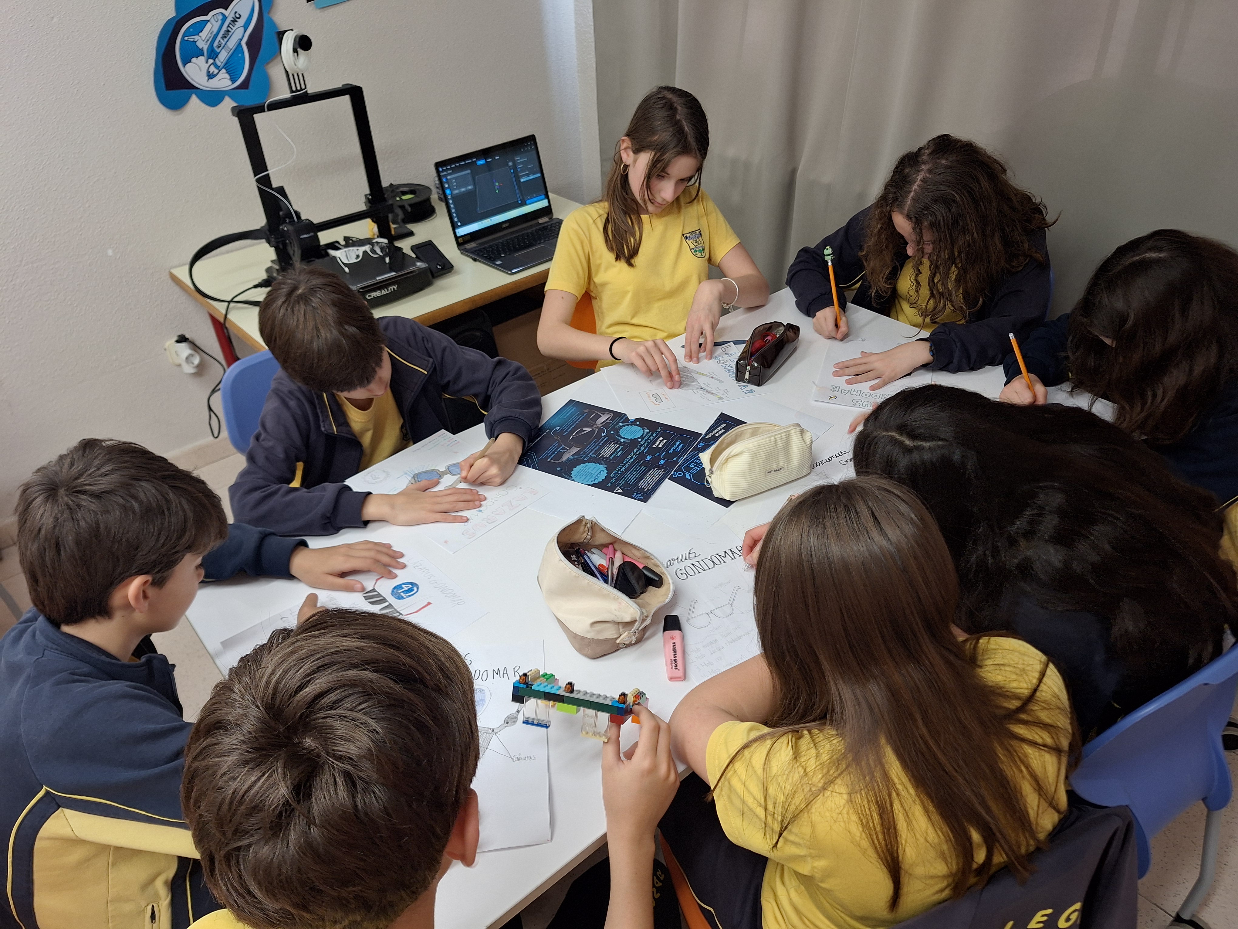 Estudiants de Primària treballant una activitat a classe.