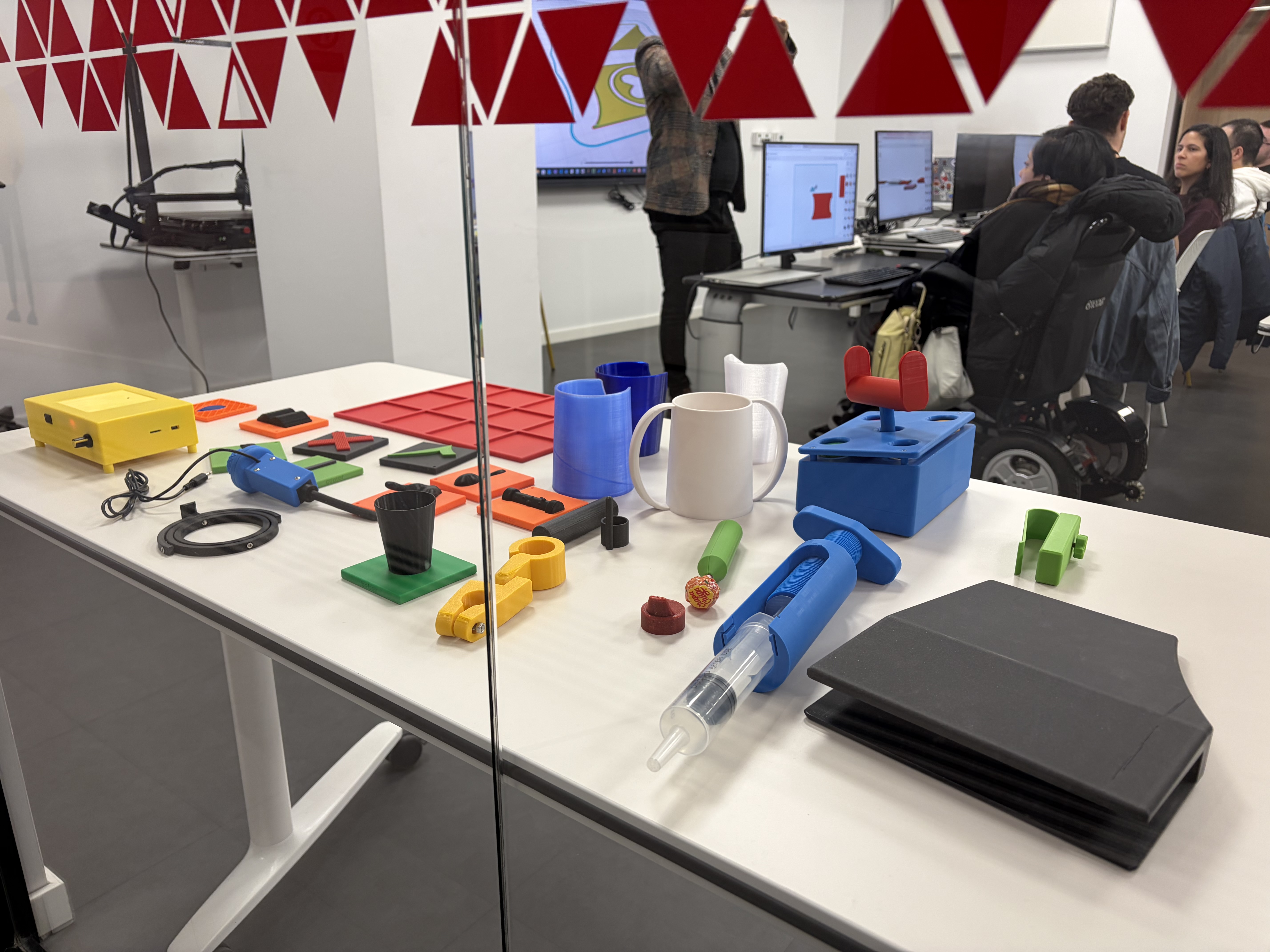 Foto d'objectes fets en impressió 3D.