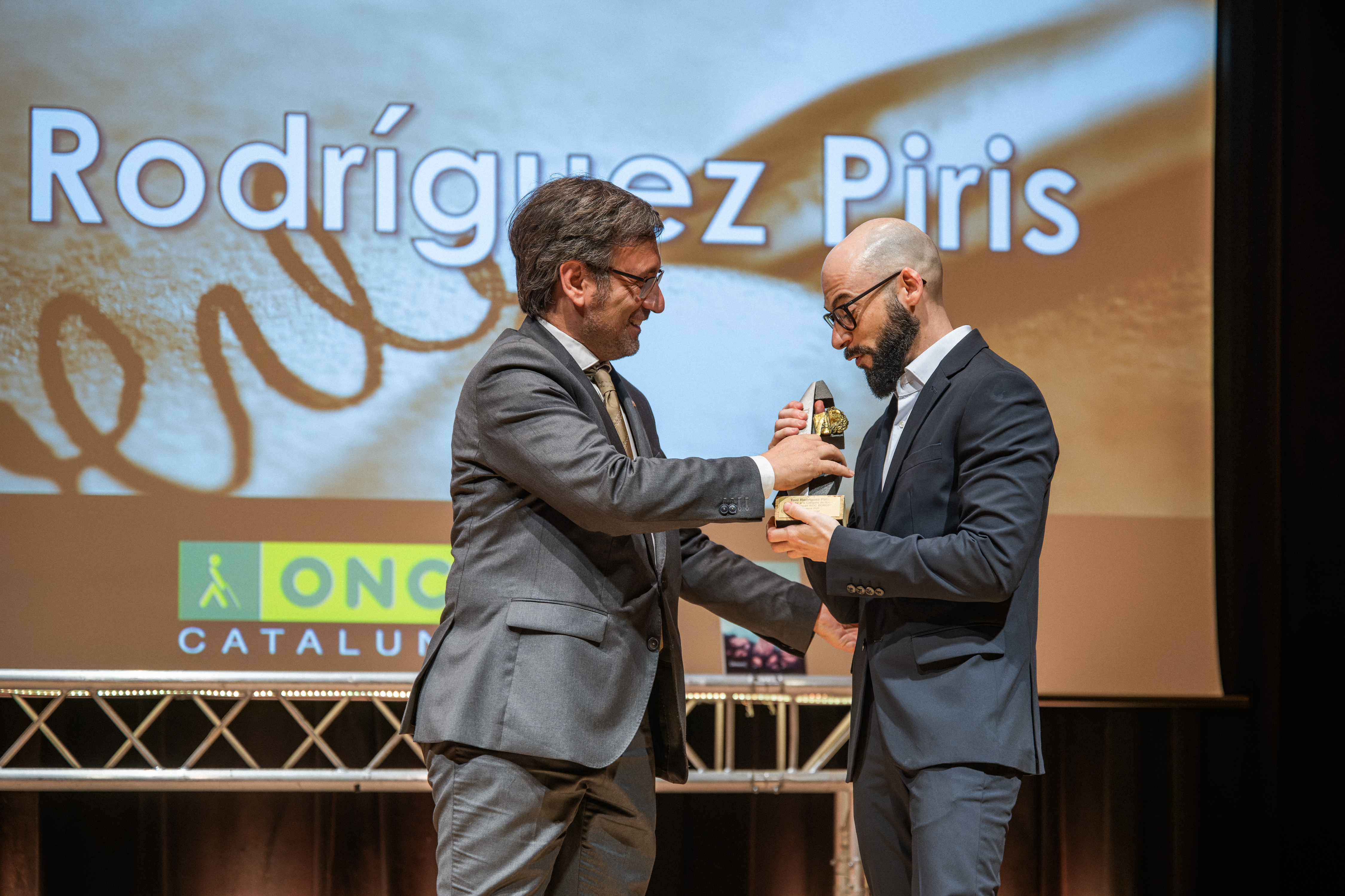 El conseller Francesc Xavier Vila llira el premi a Toni Rodríguez Piris.