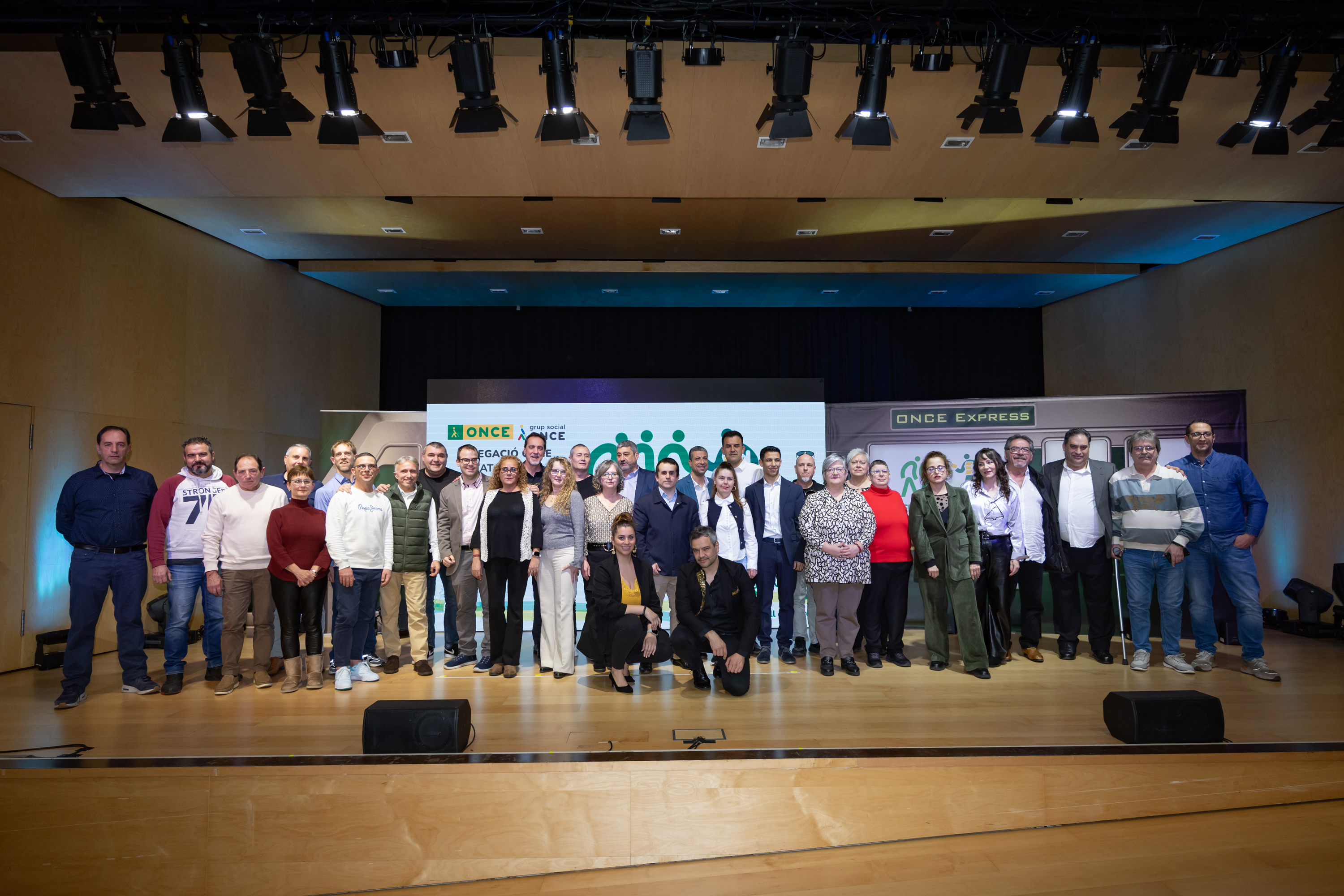 Foto de família amb els 25 millors venedors i venedores de l'ONCE Catalunya 2025 i autoritats.
