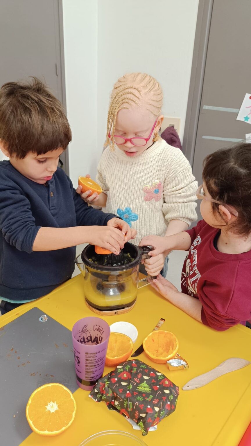 Alumnes d’educació infantil i primària participen en tallers de cuina per fomentar l’aprenentatge vivencial i el treball en equip.