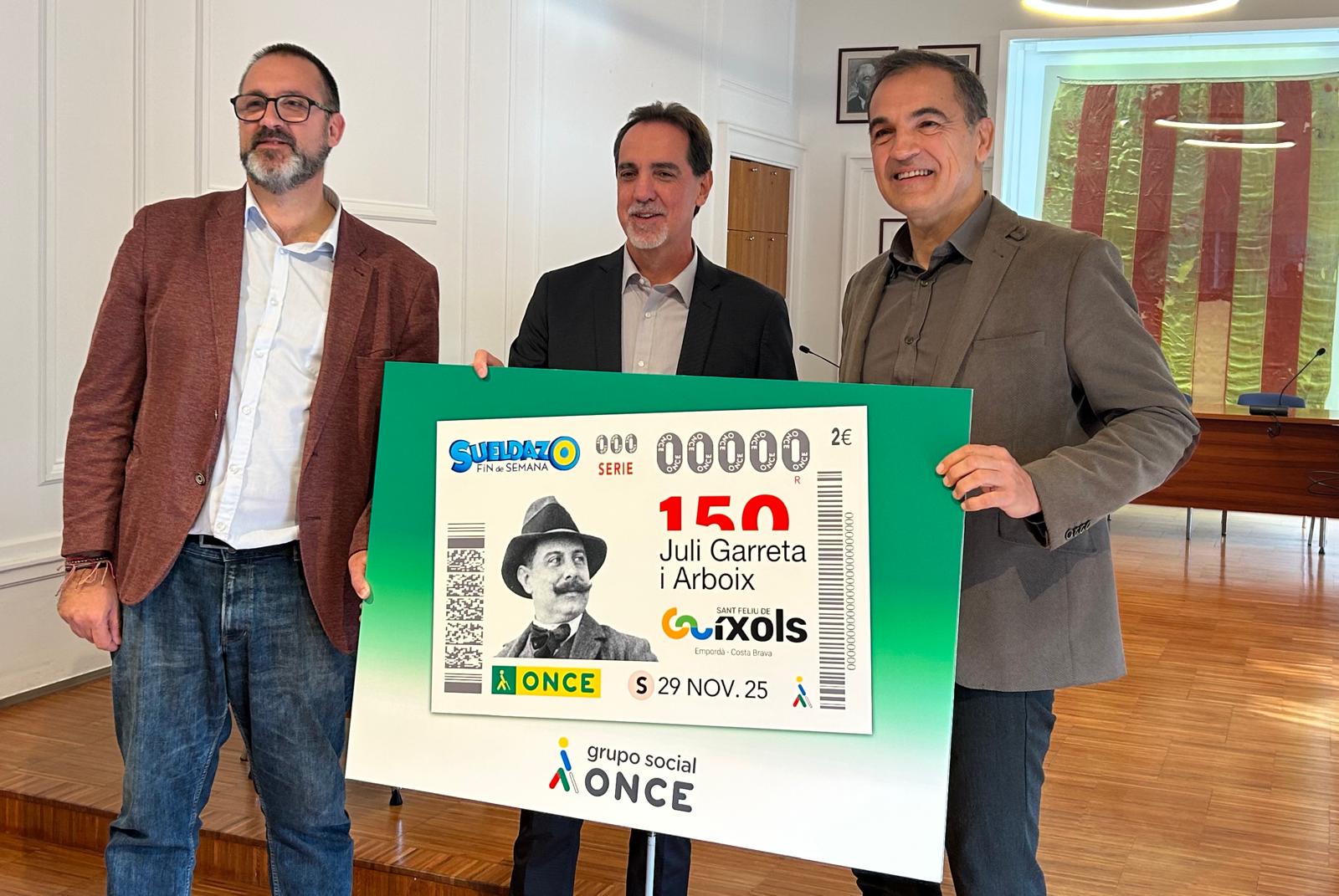  Enric Botí, delegat d’ONCE Catalunya, va lliurar a Carles Motas, alcalde de Sant Feliu de Guíxols, i a Alexis Cubó, regidor de Cultura, una imatge emmarcada d’aquest cupó.