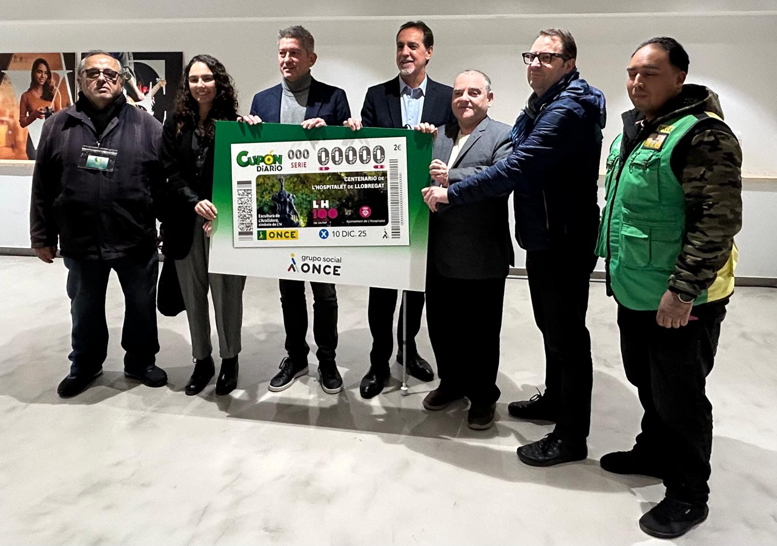 Manuel Campos, voluntari de l'ONCE; Laura García, Tinenta d'alcaldia de Drets Socials de L'H; David Quirós, Alcalde de l'Hospitalet de Llobregat; Enric Botí, delegat de l'ONCE a Cataunya; Hector Grao, director de l'ONCE a l'Hospitalet de Llobregat; Xavier López, president del comité d'empresa i David Cartagena, venedor de l'ONCE. 
