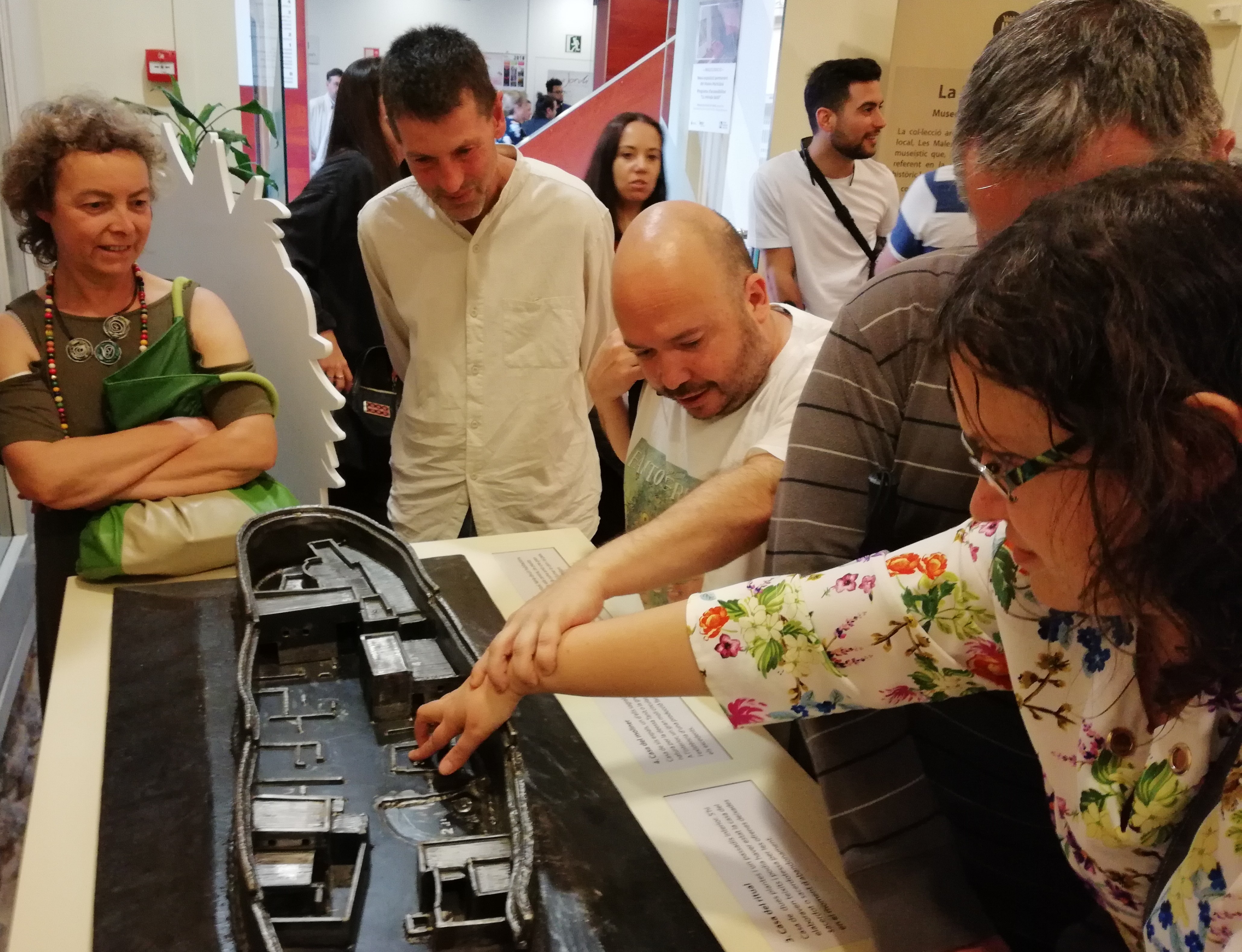 Mans sobre la maqueta al Museu de Montcada dins el programa de la Mirada Tàctil. 