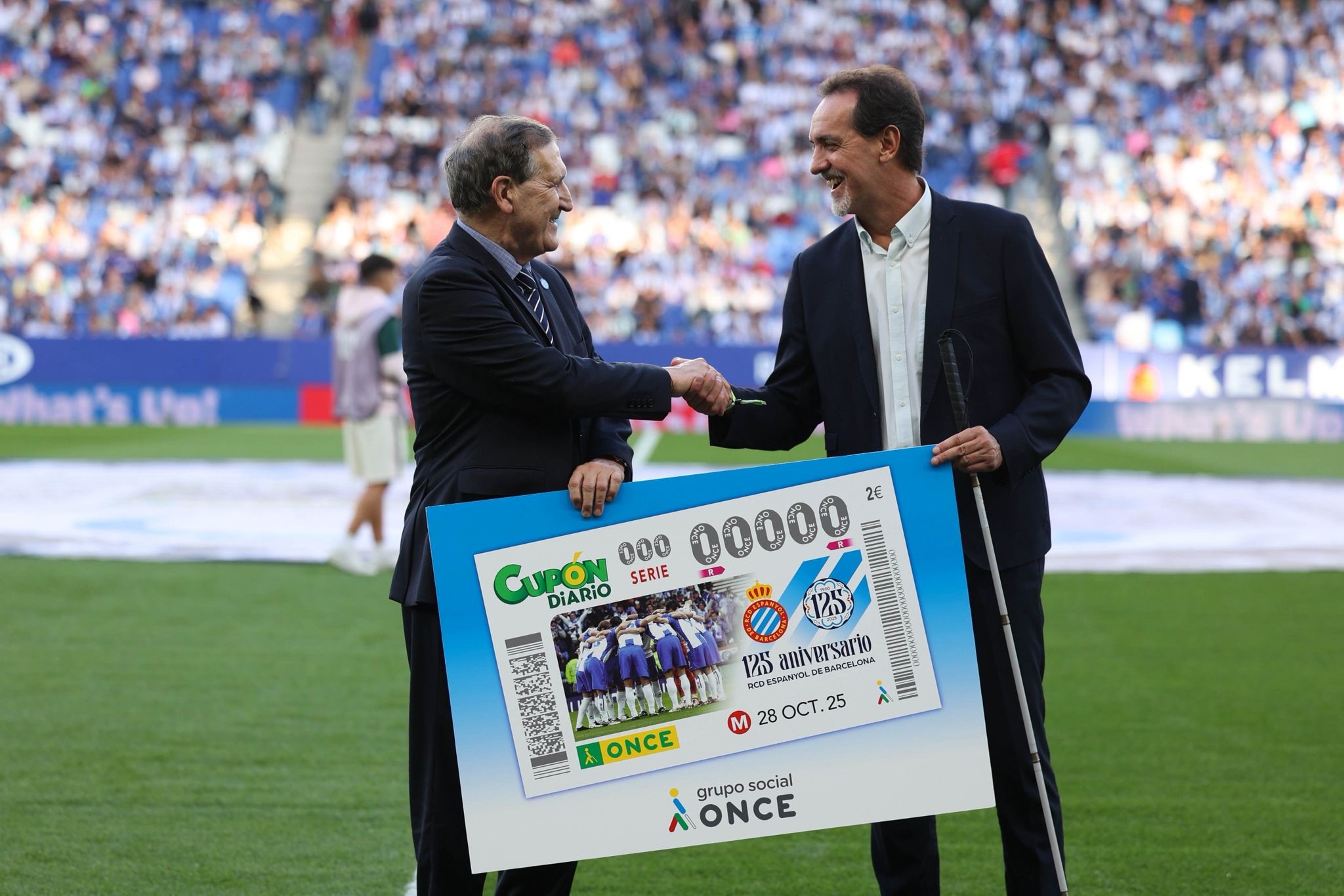 Enric Botí, delegat d’ONCE Catalunya, va lliurar a Rafa Marañón, conseller del RCD Espanyol i màxim golejador de la seva història, una imatge emmarcada d’aquest cupó. 