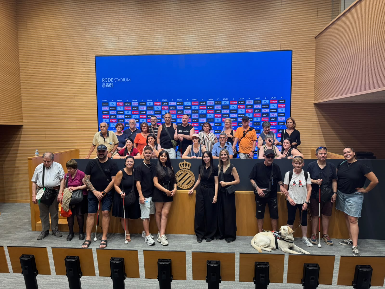 Foto de famíla, a la sala de premsa del RCDE Stadium.
