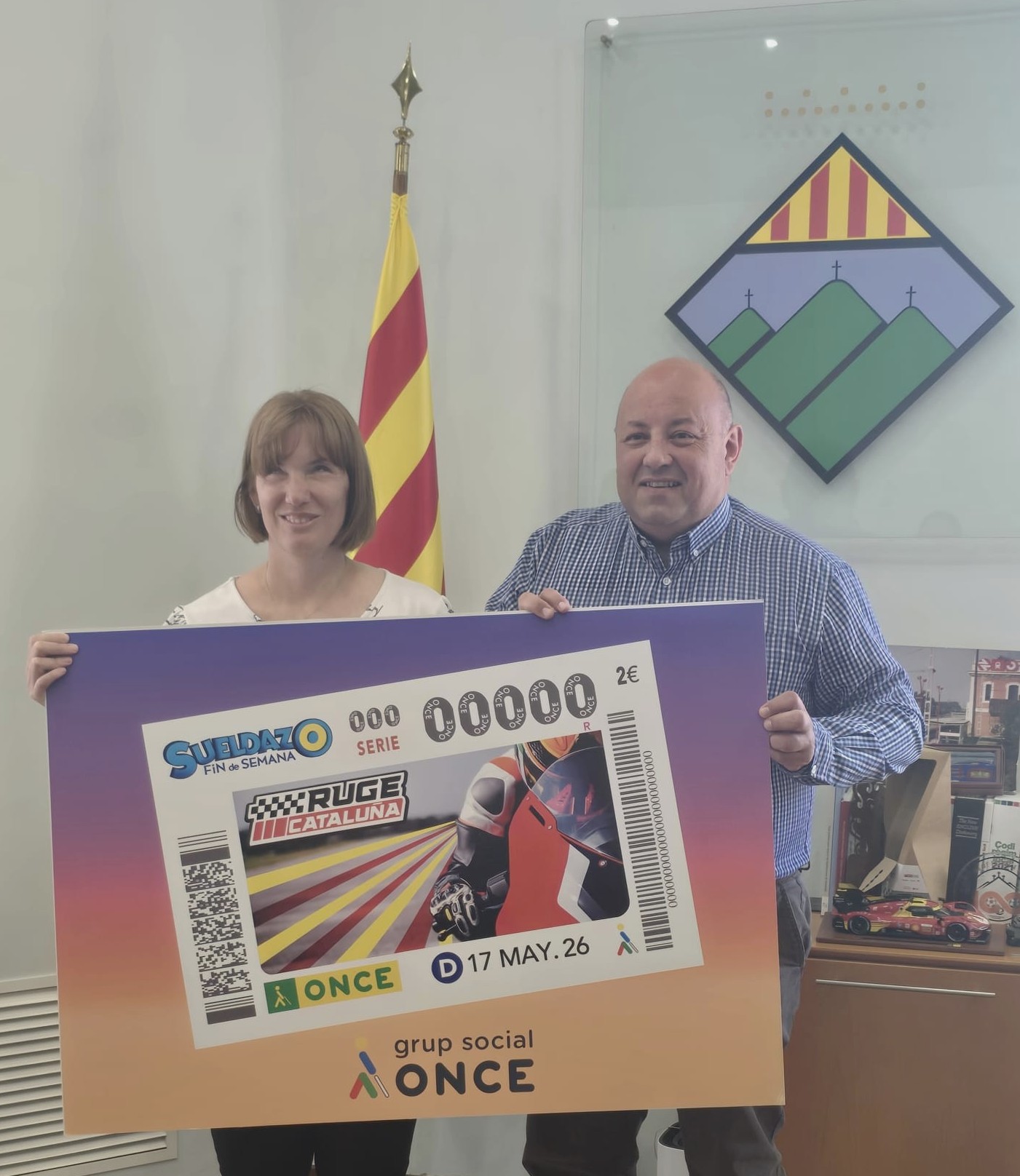 La directora de l’ONCE a Granollers va presentar dimarts 12 de maig la imatge d'aquest cupó i va lliurar una reproducció del mateix a l’alcalde de Montmeló, Pere Rodríguez. 
