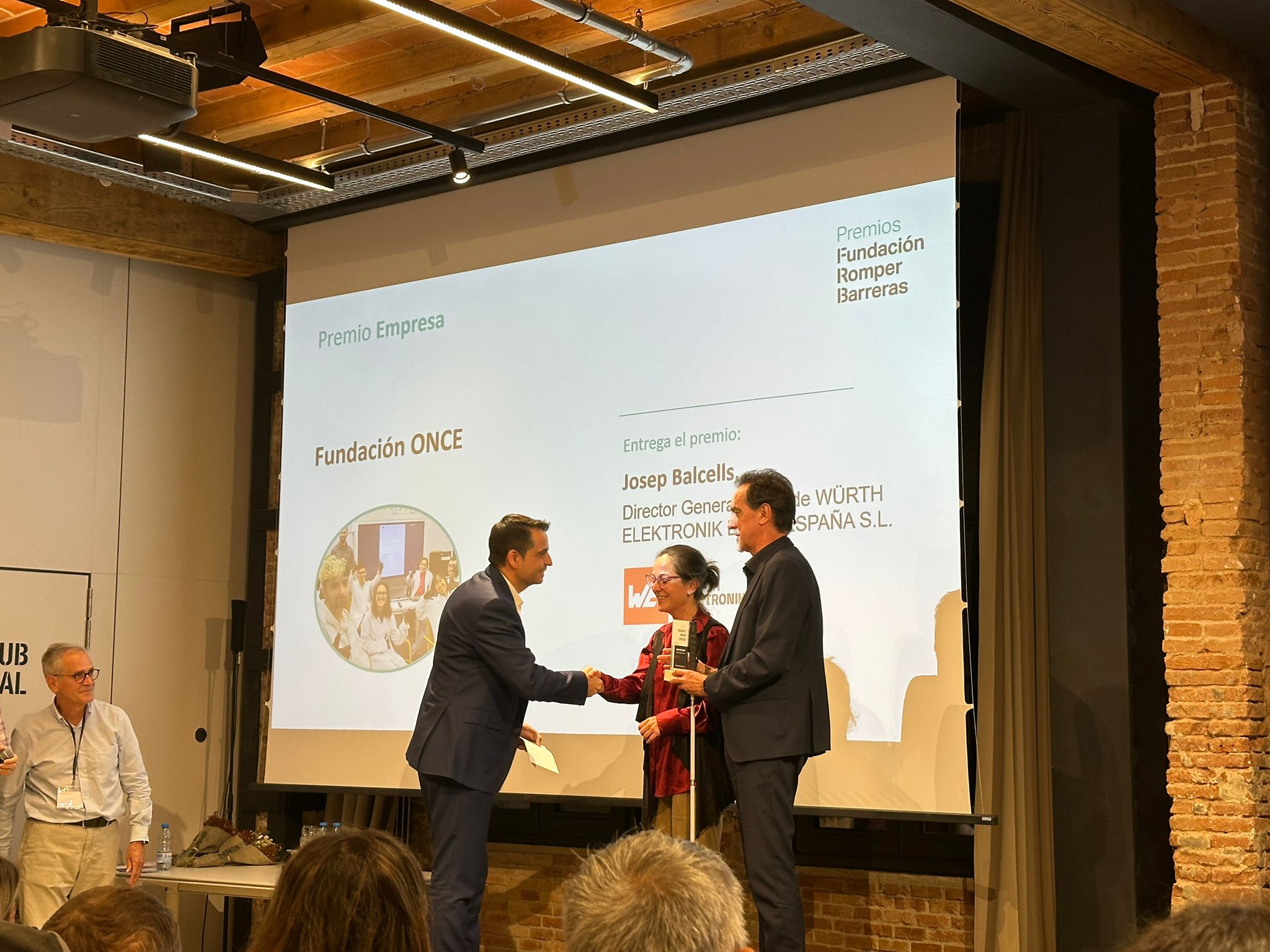 Enric Botí rep el premi en nom de Fundació ONCE.