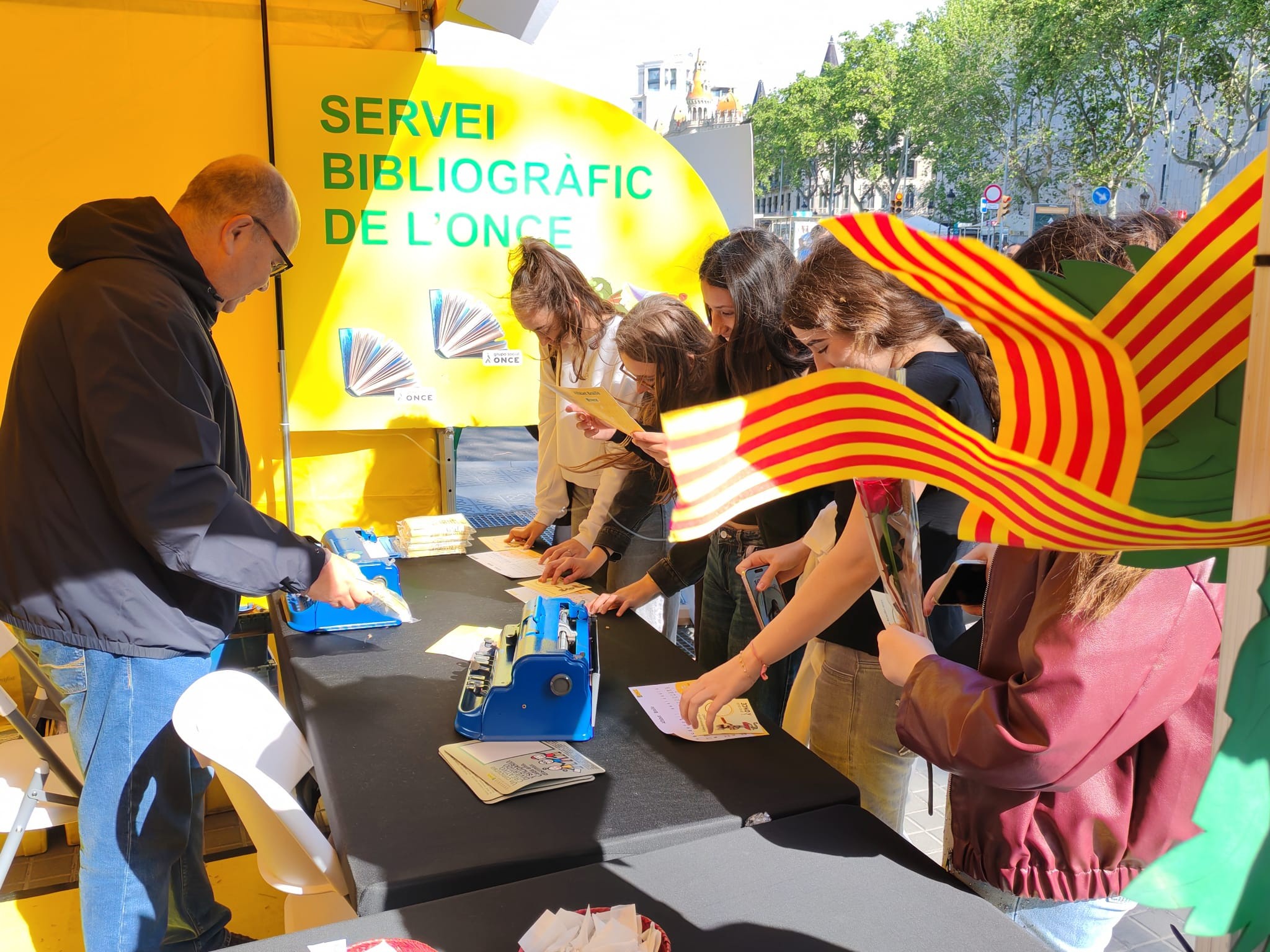 L’estand de l’ONCE, a la Plaça Catalunya amb Portal de l’Àngel,&nbsp; de Barcelona.