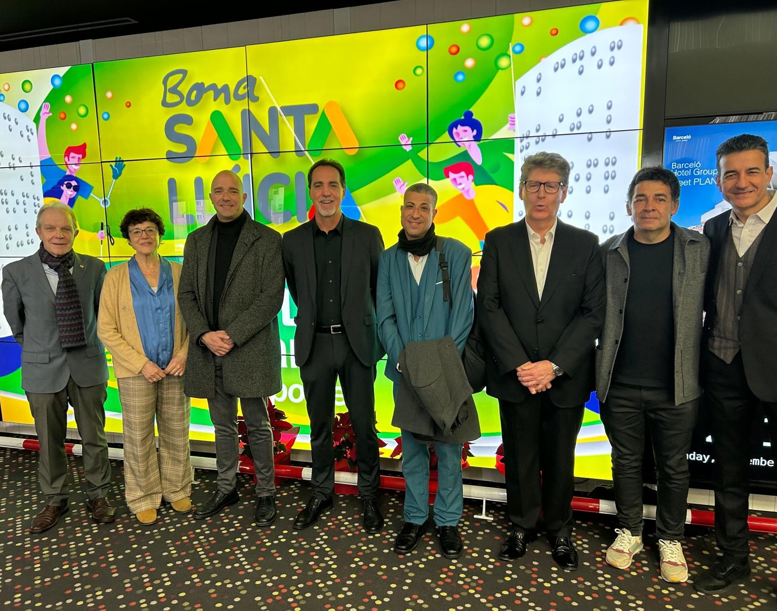 Autoritats i dirección ONCE Catalunya, a l'acte de Santa Llúcia (imatge de fons), a Barcelona.