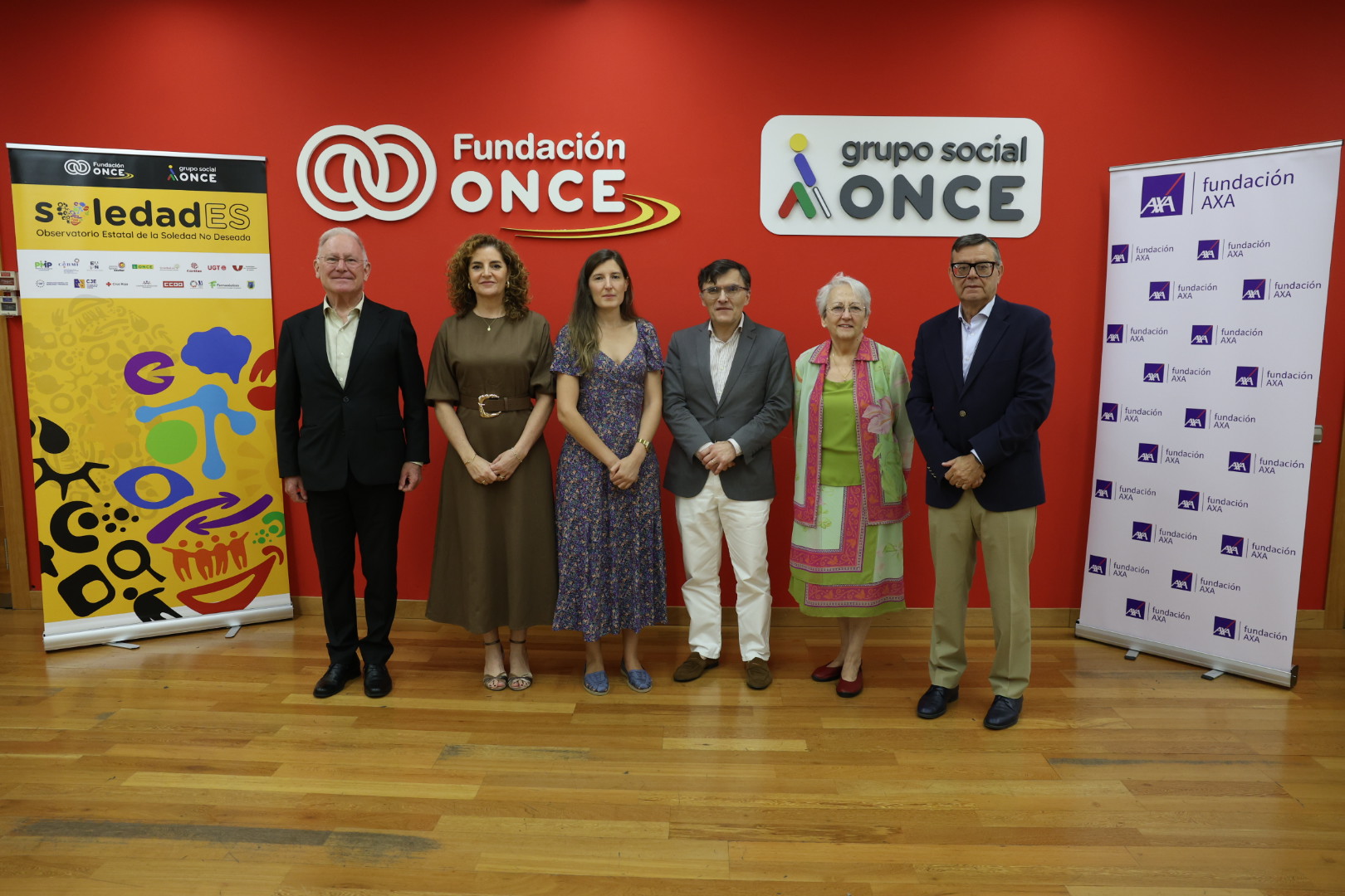 Foto de família de la presentació de l'informe.