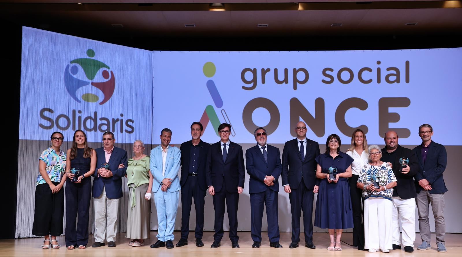 Foto de família de la gala, amb premiats i autoritats, entre ells el president de la Generalitat, Salvador Illa i el president del Grup Social ONCE, Miguel Carballeda.