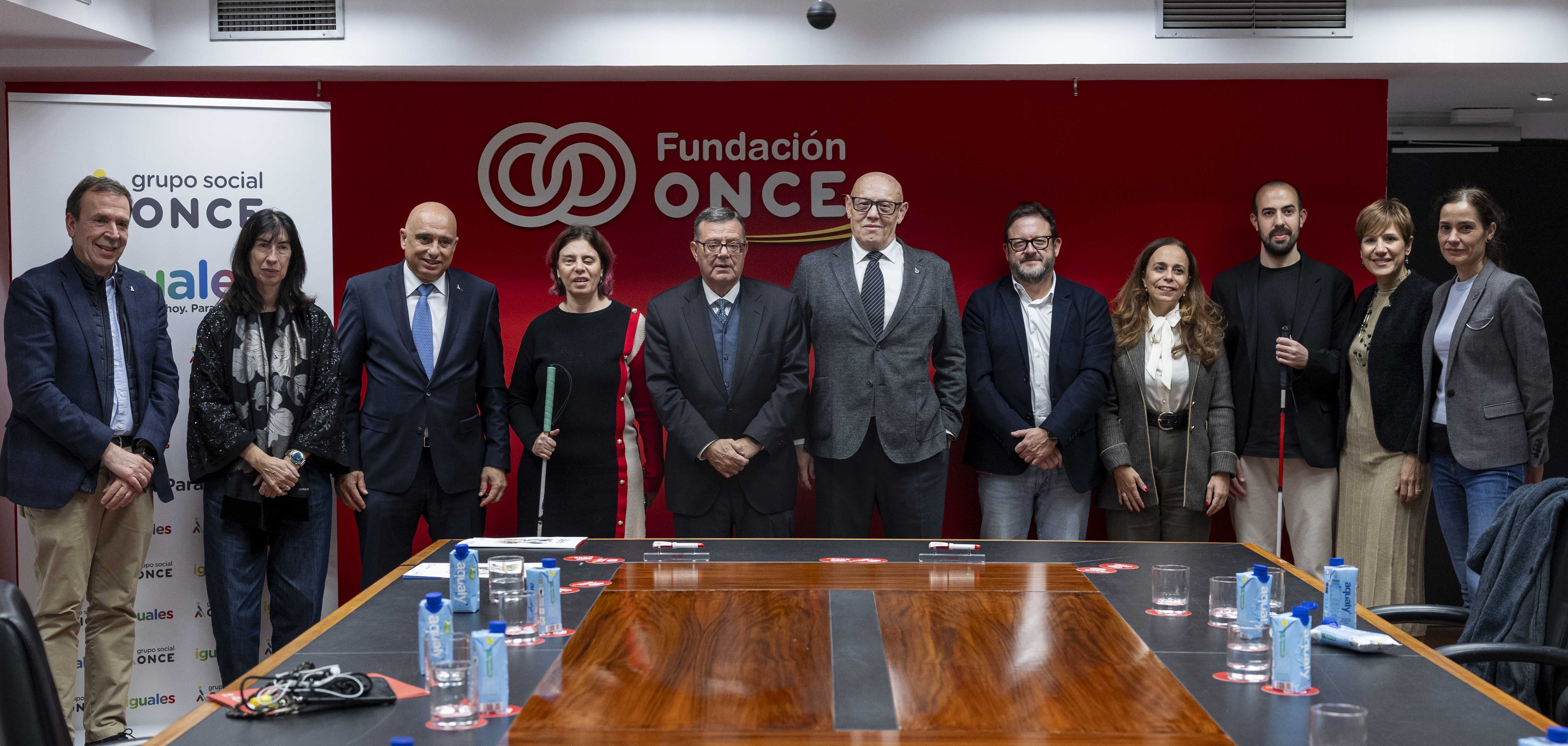 Foto de família de la signatura del conveni.