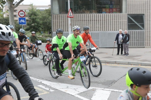 l’alcalde de Molins de Rei, Xavi Paz, pedalant un tàndem de l’ONCE amb Omar Font, director de l’ONCE a Molins de Rei.