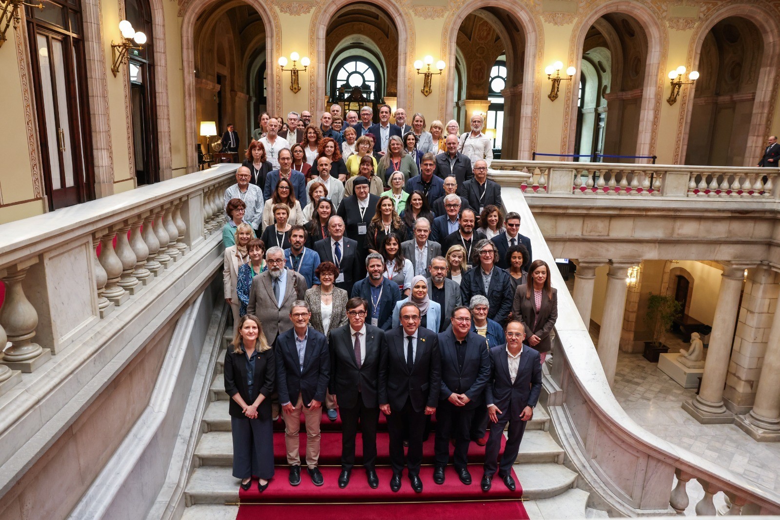 Foto de família a les escales del Parlament. @govern