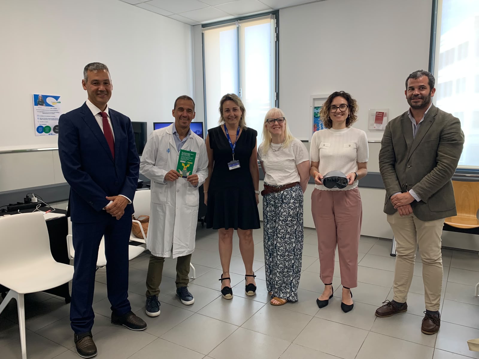 Foto de família. Dolors Luna, cap del departament de Serveis Socials per a Persones Afiliades, va participar a la inauguració.