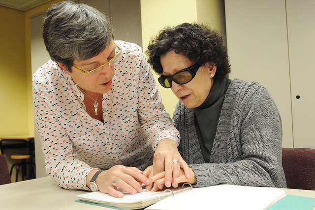 Una professora de braille ensenya a llegir amb les mans.