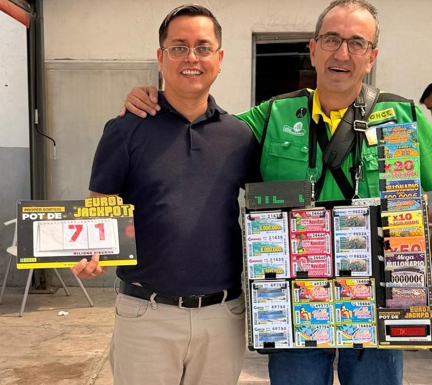el director de l'ONCE a Lleida, Jofre José Veintemilla, i Sergio Martín, el venedor que va donar el premi més gran de la història de l'ONCE, dissabte 25 de juliol al Restaurant El Segre.