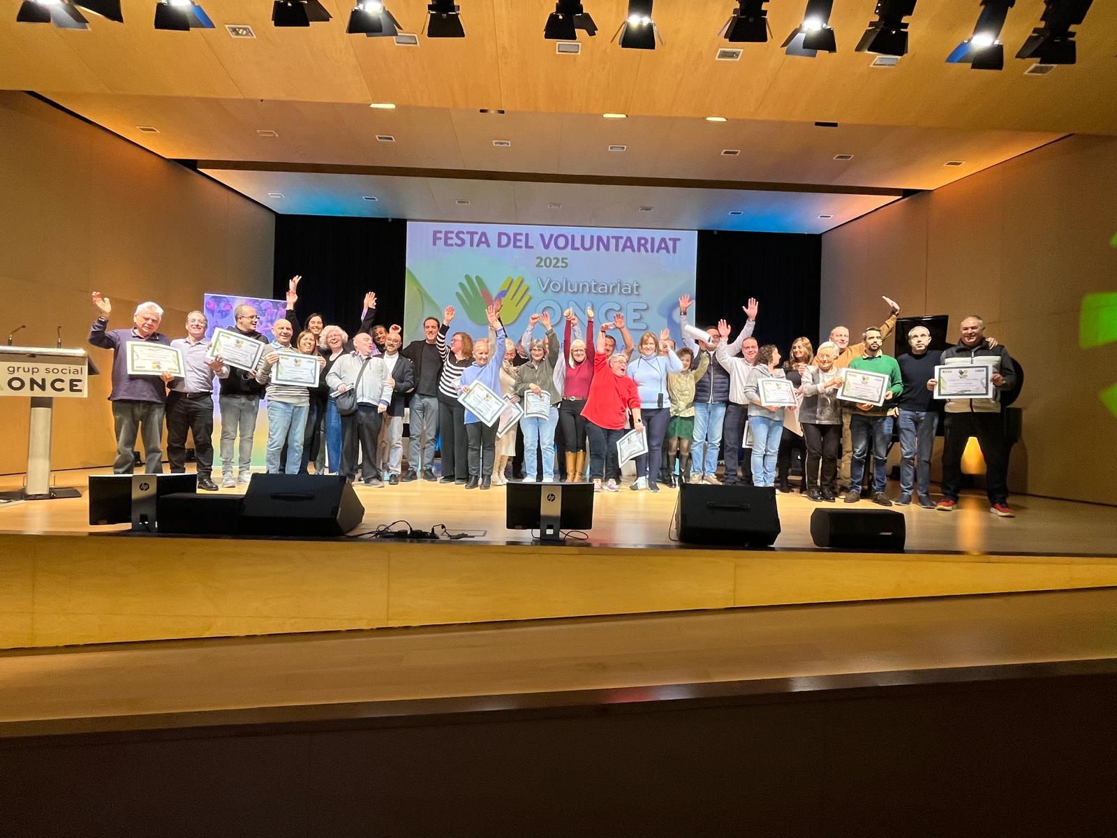 Foto de família de l'homenatge a voluntaris i voluntàries d'ONCE Catalunya. 