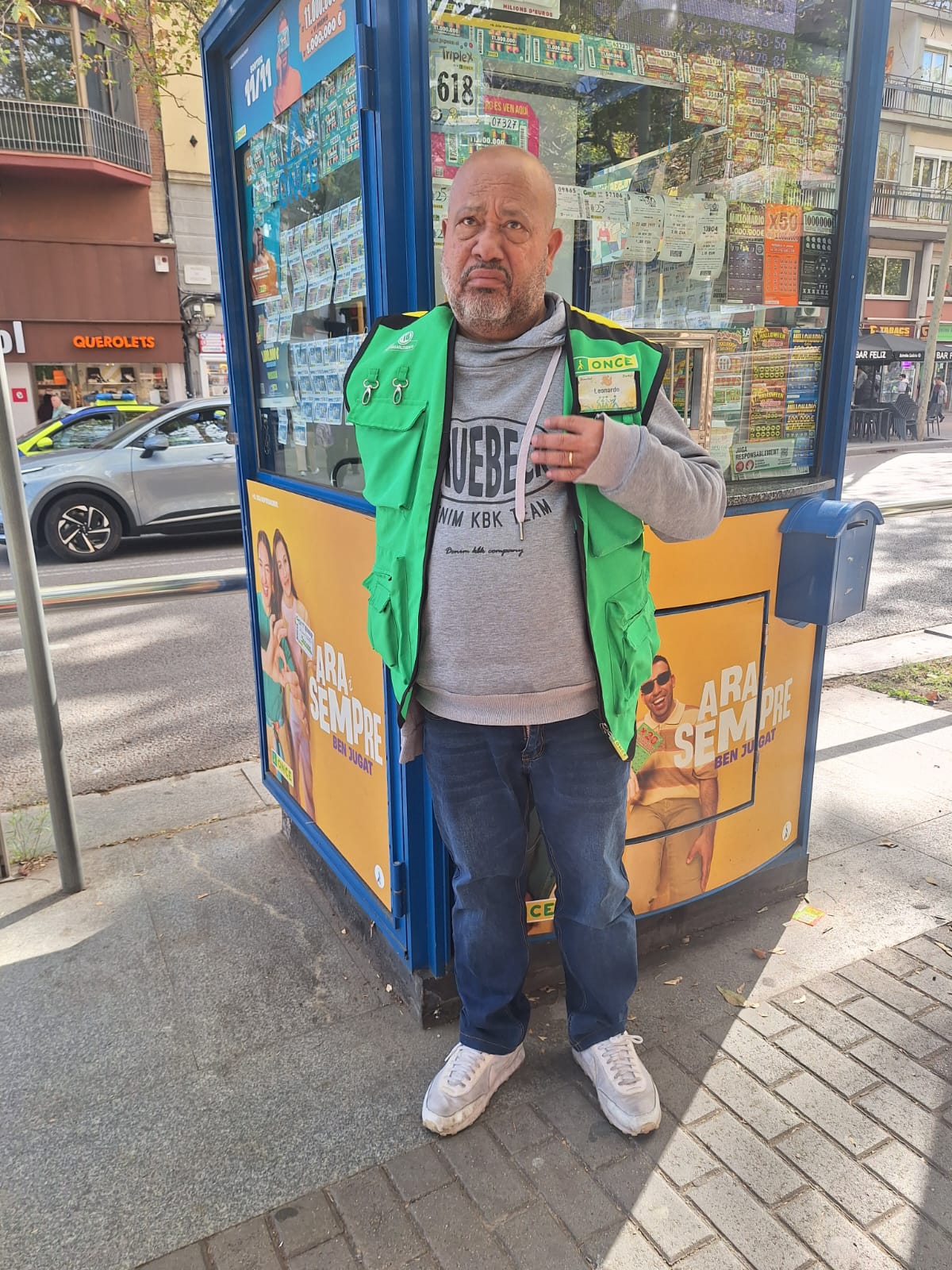 El venedor de l'ONCE Leonardo Pelao va repartir tres cupons premiats amb 35.000 euros, 105.000 euros en total, des del quiosc del Carrer Via Júlia, 57. 