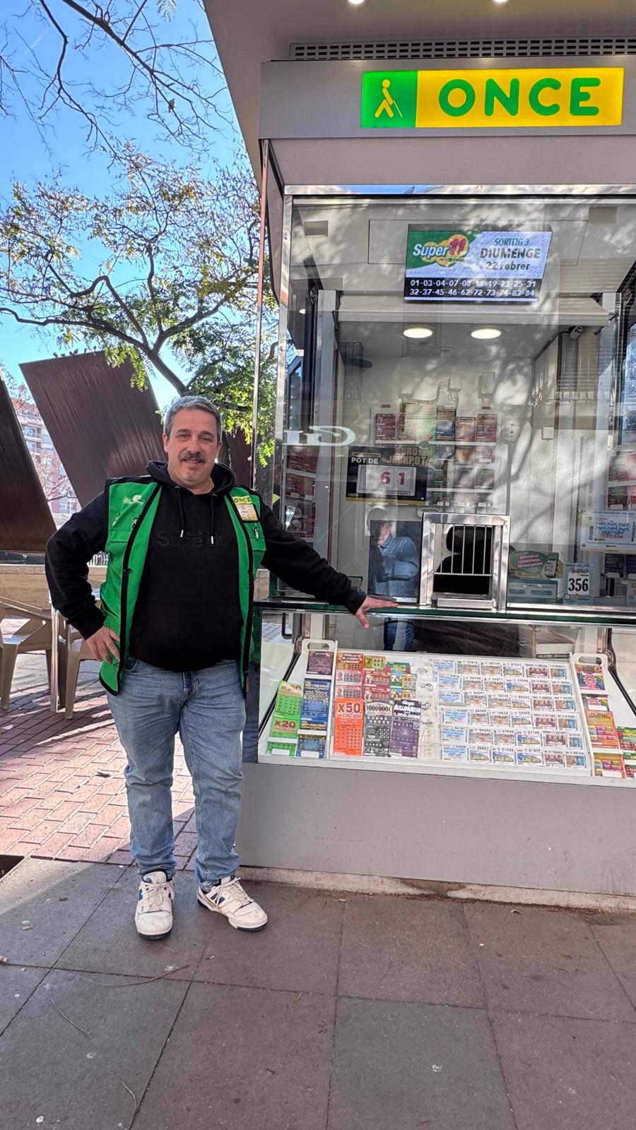 Juan Marcelo Gómez, agent venedor dels jocs responsables de l’Organització, va portar la sort a Barcelona amb la venda d’un cupó premiat amb 300.000 euros al comptat i 5.000 euros al mes durant 20 anys.