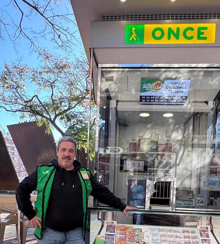 Juan Marcelo Gómez, agent venedor dels jocs responsables de l’Organització, va portar la sort a Barcelona amb la venda d’un cupó premiat amb 300.000 euros al comptat i 5.000 euros al mes durant 20 anys.