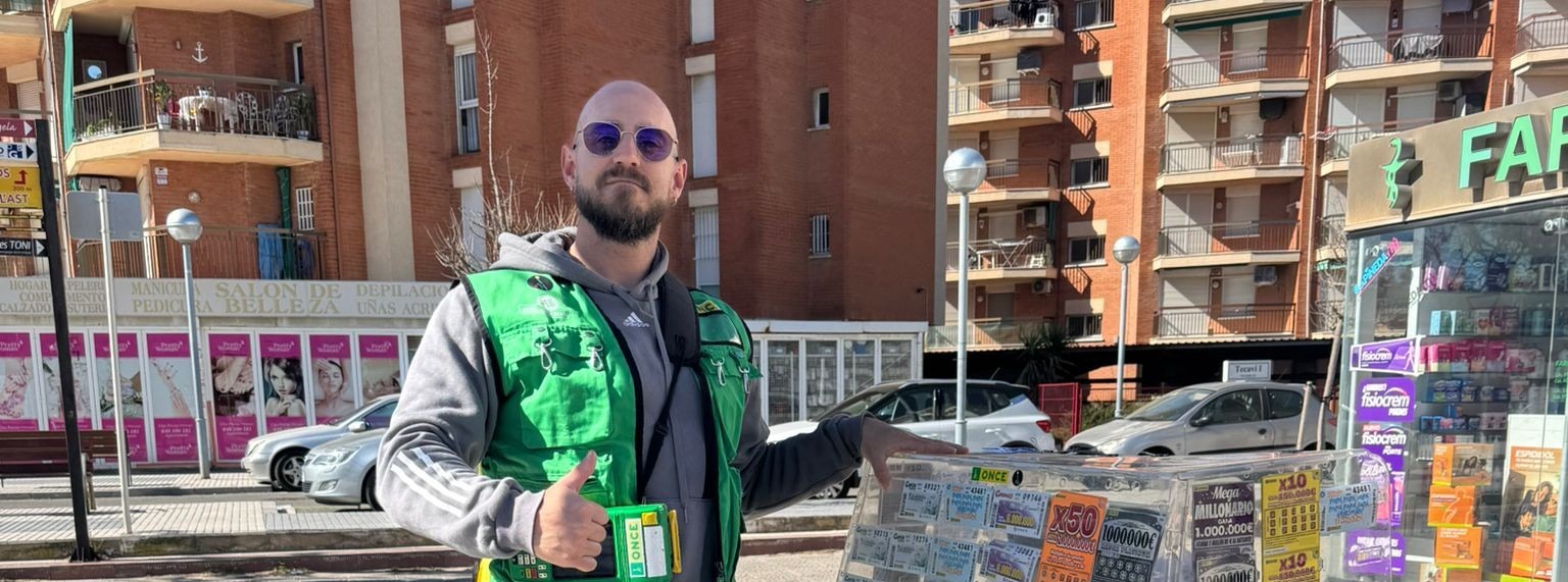 Aitor Fernández, persona amb discapacitat com tots els venedors i venedores de l’ONCE, és qui va portar la sort a La Pineda des del seu punt de venda situat a l’Avinguda Pau Casals, 85.