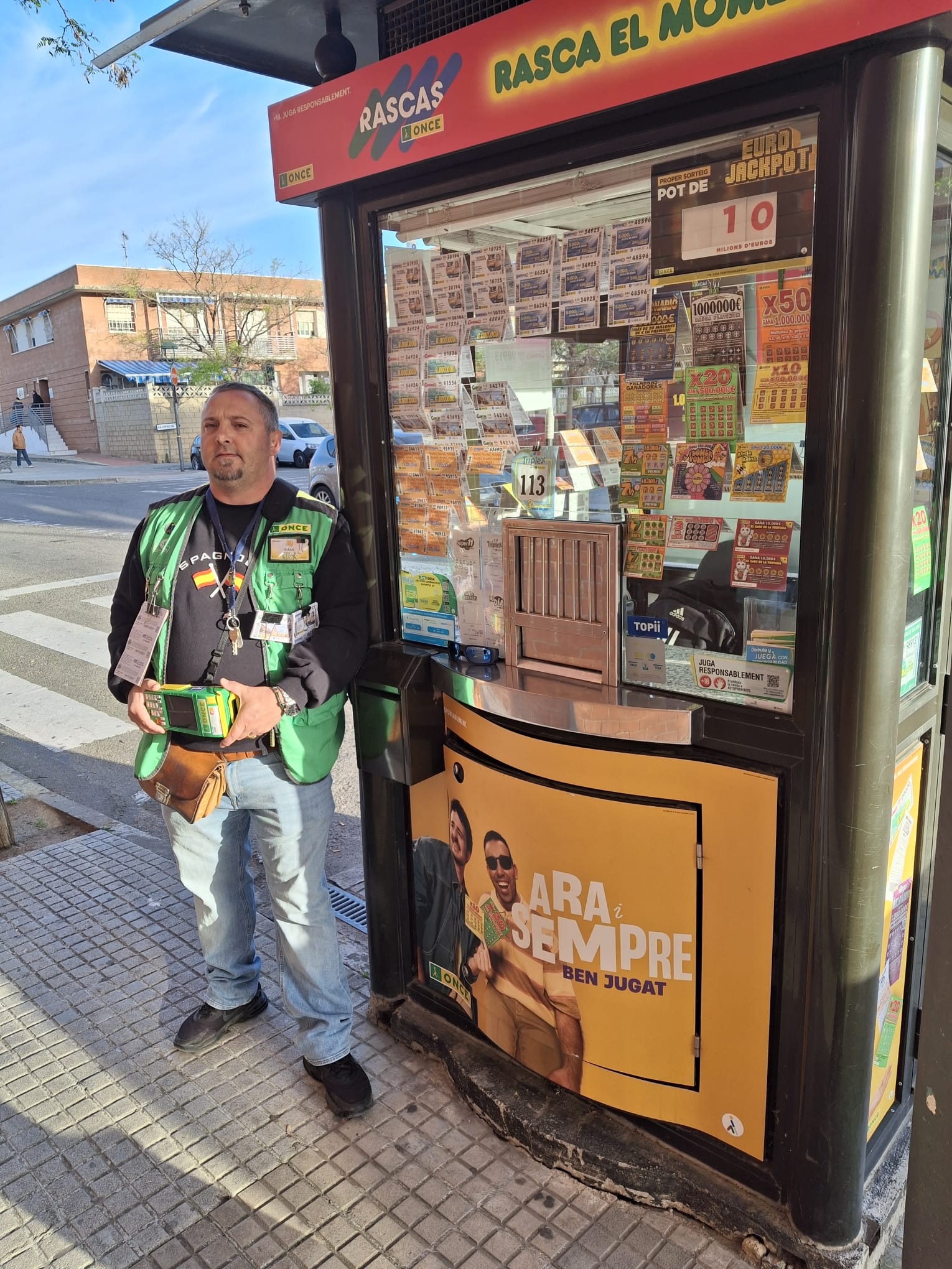 Raül López, persona amb discapacitat com tots els venedors i venedores de l’ONCE, és qui va portar la sort a Tarragona des del seu quiosc situat al Carrer Mora d´Ebre, 10, al barri de La Granja.
