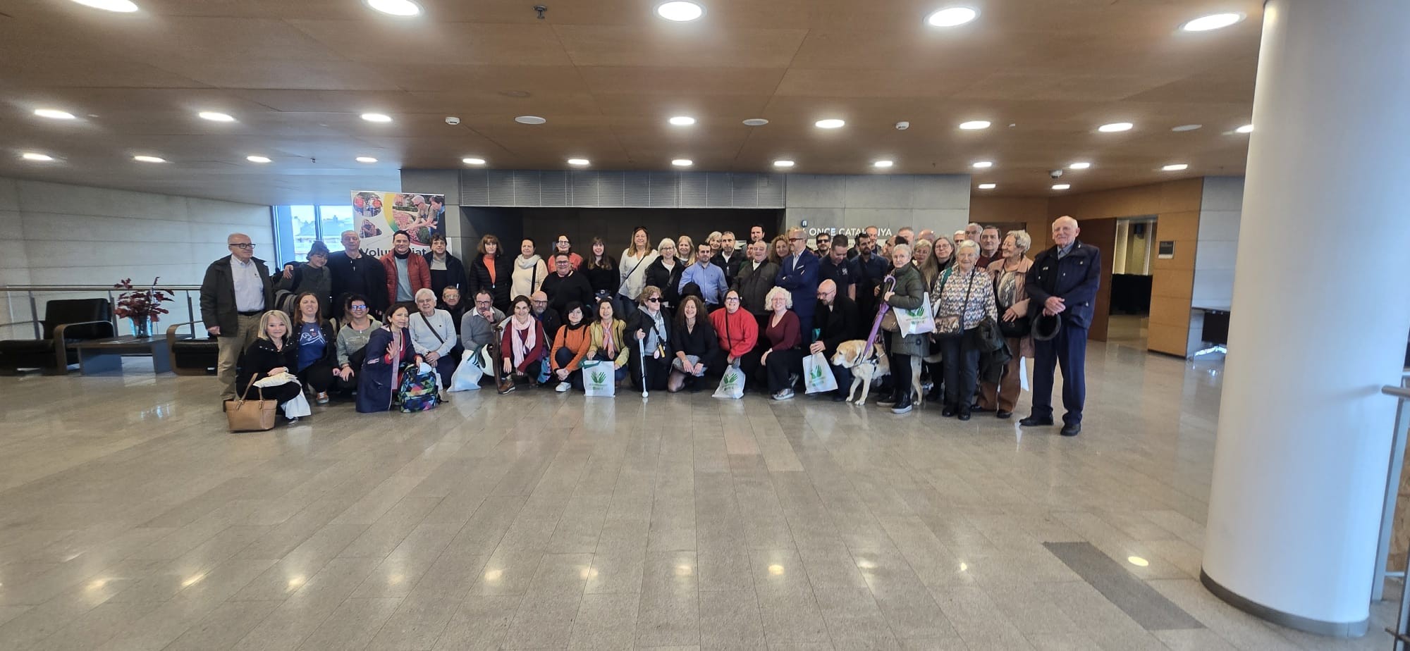 Foto de família de coluntaris i voluntàries d'ONCE Catalunya.