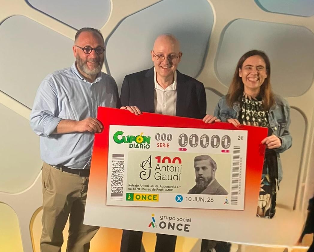 Fran Sánchez, director de l’ONCE a Reus, va lliurar a Sandra Guaita, alcaldessa de Reus; i a Daniel Recasens, regidor de Cultura, un foam i una il·lustració emmarcada d’aquest cupó.&nbsp;