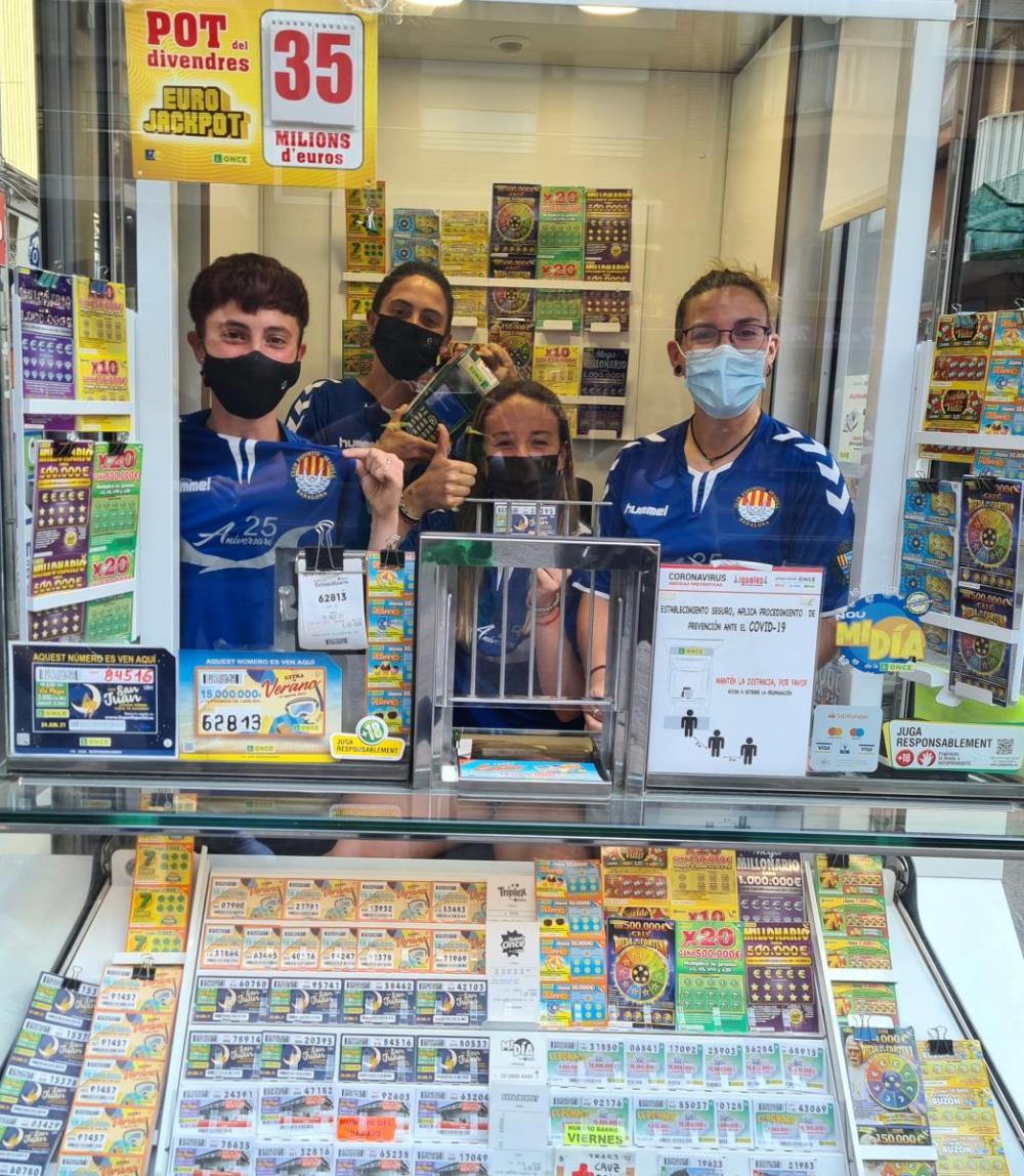 A Badalona, ho vam celebrar amb Alba Gordo, capitana del primer equip del Club Esportiu Seagull Badalona i les jugadores Pilar Garrote, Nuria Garrote i Xenia Royo. Va ser al quiosc de l’ONCE situat al carrer Rafael Casanovas, núm.1. També va assistir el director de l’agència de l’ONCE a Badalona, Sergio Guitian i el venedor de l’ONCE Javier García.