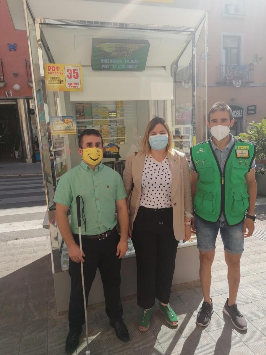 A Figueres, ens va fer costat l’alcaldessa, Agnès Lladó. Va ser al quiosc de l’ONCE situat al carrer Pujada del Castell, núm.13. També va assistir el director de l’agència de l’ONCE a Figueres, Guillermo Fernández i el venedor de l’ONCE Ángel Pache.