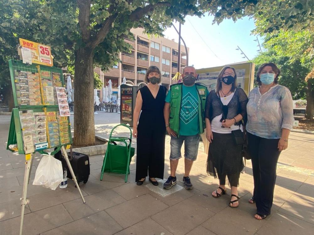 A La Garriga, l’alcaldessa, Maria Dolors Castellà i la regidora d’Urbanisme, Medi Ambient, Mobilitat i Territori, Maria Neus Marrodán van estar també amb nosaltres. Va ser a la Plaça de Can Dachs, núm. 2. També va assistir la directora de l’agència de l’ONCE a Granollers, Rebeca García i el venedor de l’ONCE Javier Valiente.