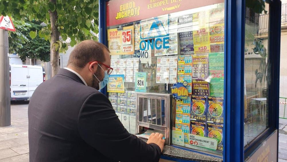 A Mataró, ens acompanyà l’alcalde David Bote. Va ser al quiosc de l’ONCE situat a La Riera, núm. 59. Naturalment, estava el director de l’agència de l’ONCE a Mataró, José Miguel Jiménez i la venedora de l’ONCE Carmen Puerto.