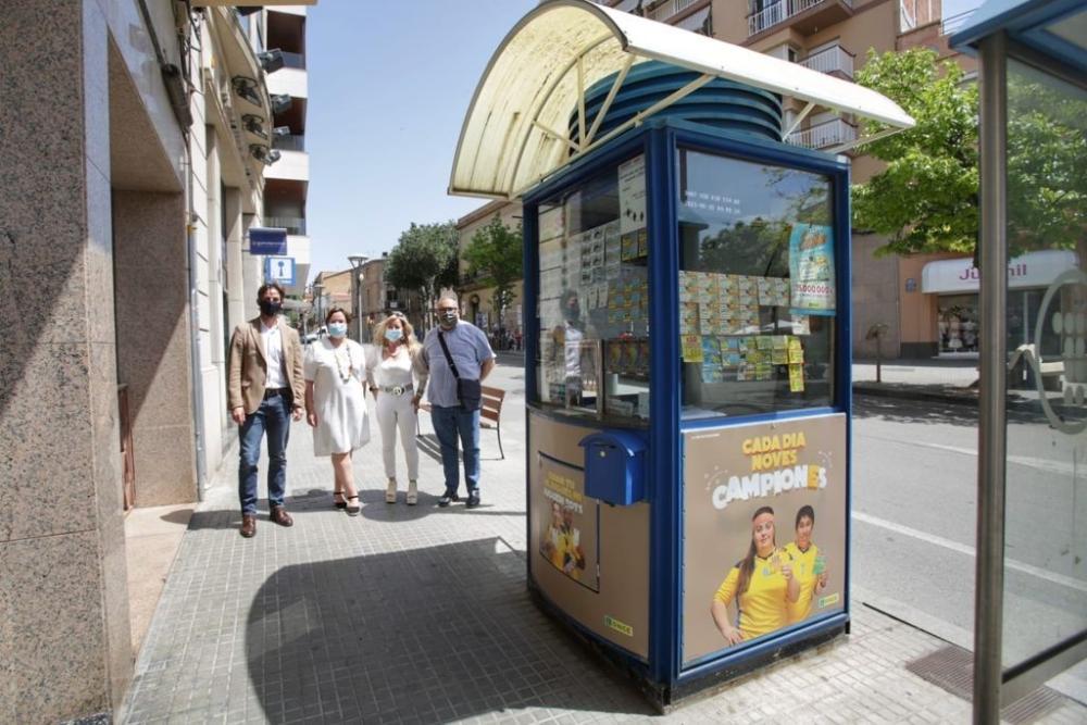 A Molins de Rei, ho vam celebrar amb l’alcalde, Xavier Paz i amb la presidenta de  l’Àrea de Serveis a les Persones, Ainoa García. Va ser al quiosc de l’ONCE situat a la Plaça Catalunya, núm.12. També va assistir el director de l’agència de l’ONCE a Molins de Rei, Jordi Sanjosé i la venedora de l’ONCE Paloma Fernández-Checa.