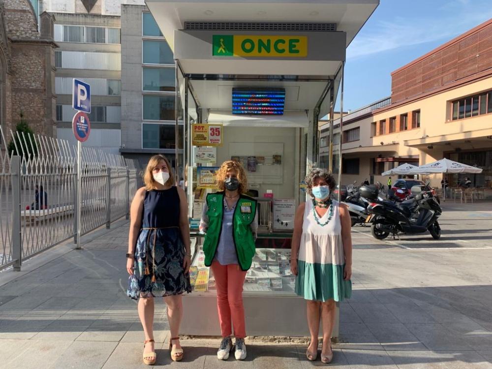 A Reus, la regidora de Benestar Social de l’Ajuntament de Reus, Montserrat Vilella, recentment nomenada directora general d'Autonomia Personal i la Discapacitat de la Generalitat de Catalunya, va venir a comprar la nostra loteria social. Amb la directora de l’agència de l’ONCE a Reus, Arantxa Vallespi i la venedora de l’ONCE Maria Dolors Miró.