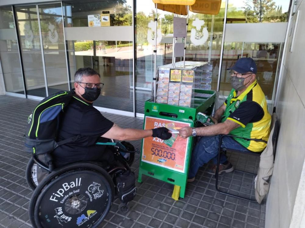 A Sant Boi de Llobregat,  Ángel Miralles participant al programa ‘The Dancer’ de TVE i ex-venedor de l’ONCE, ens va fer una visita especial. Va ser al punt de venda de l’ONCE ubicat al Parc Sanitari Sant Joan de Déu de Sant Boi, amb el venedor del l’ONCE, Andrés Robles.