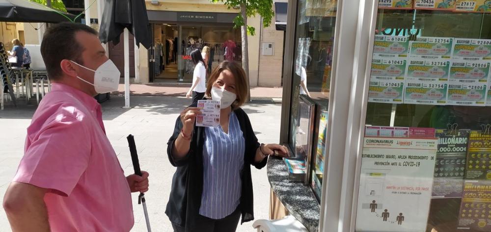 A Terrassa, la regidora de Capacitats Diverses, Mónica Polo, va anar al quiosc del  carrer Raval de Montserrat, núm. 22. També va assistir el director de l’agència de l’ONCE a Terrassa, Paco Aguilar i el venedor de l’ONCE Francisco Ballestero.