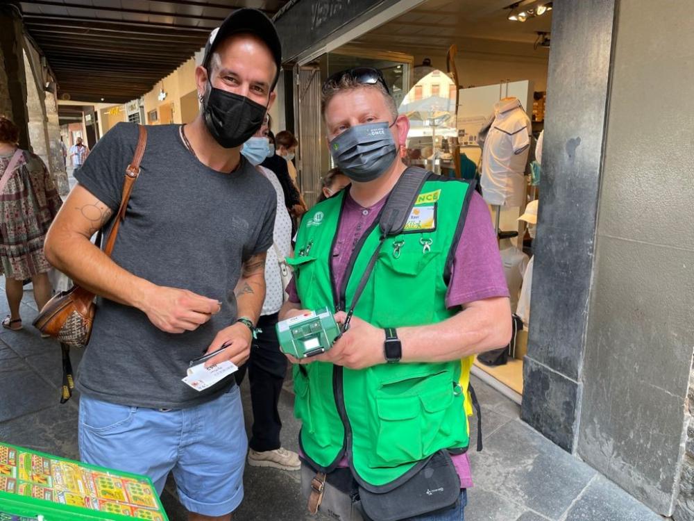 A Vic, a tot rime ho vam festeajr. Amb Jan Riera, membre del grup musical Els Catarres. Va ser al punt de venda de l’ONCE situat a la Plaça Major, núm. 29, on l'esperava  la directora de l’agència de l’ONCE a Vic, Elisabeth Marin i el venedor de l’ONCE Francesc Xavier Blancafort.