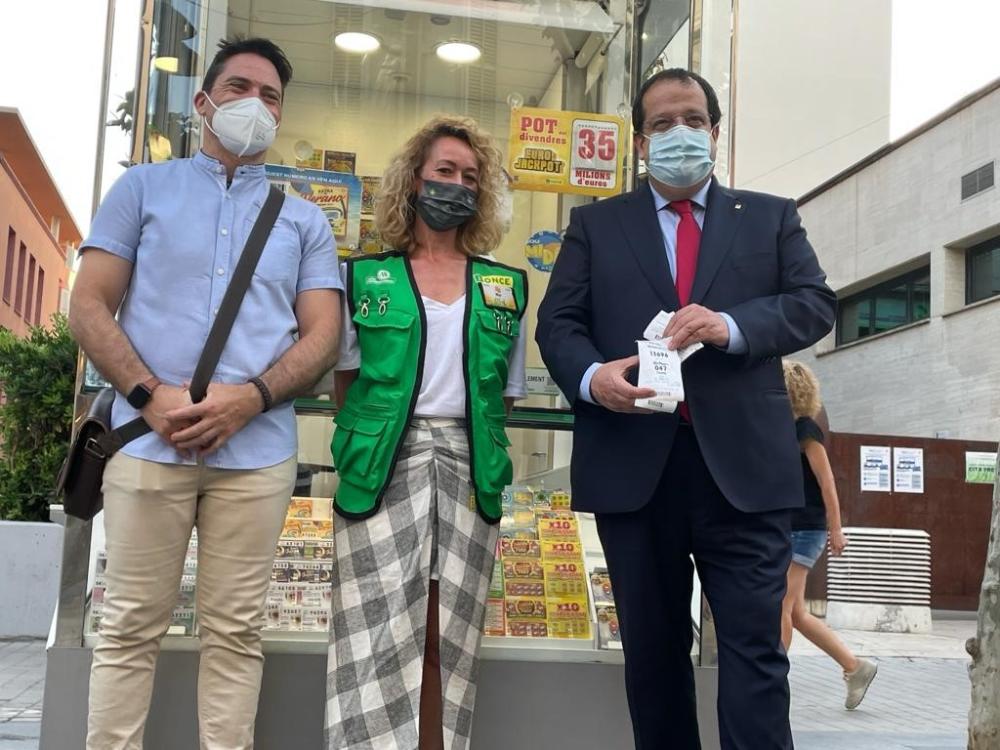 A Vilanova i La Geltrú, dues visites il·lustres. Dilluns 14, el Conseller d’Interior de la Generalitat  de Catalunya, Joan Ignasi Elena, que també va ser alcalde de la ciutat (2005-2011). Amb el director Genís Martos i la venedora Mª del Mar Ortega.