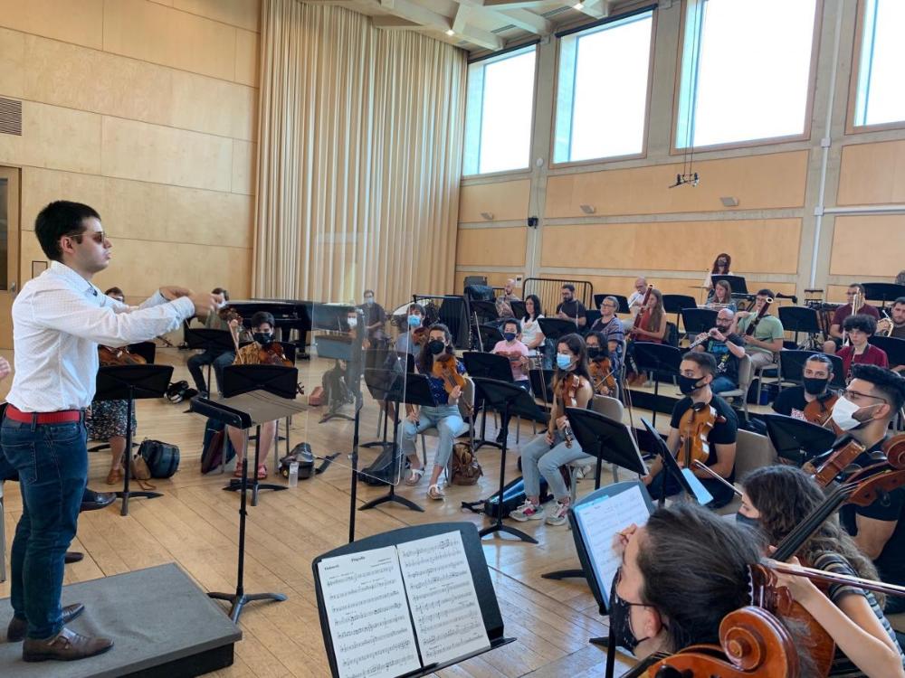 Adrián Rincón,  en l'ESMUC, en un moment del seu assaig general amb l'orquestra.