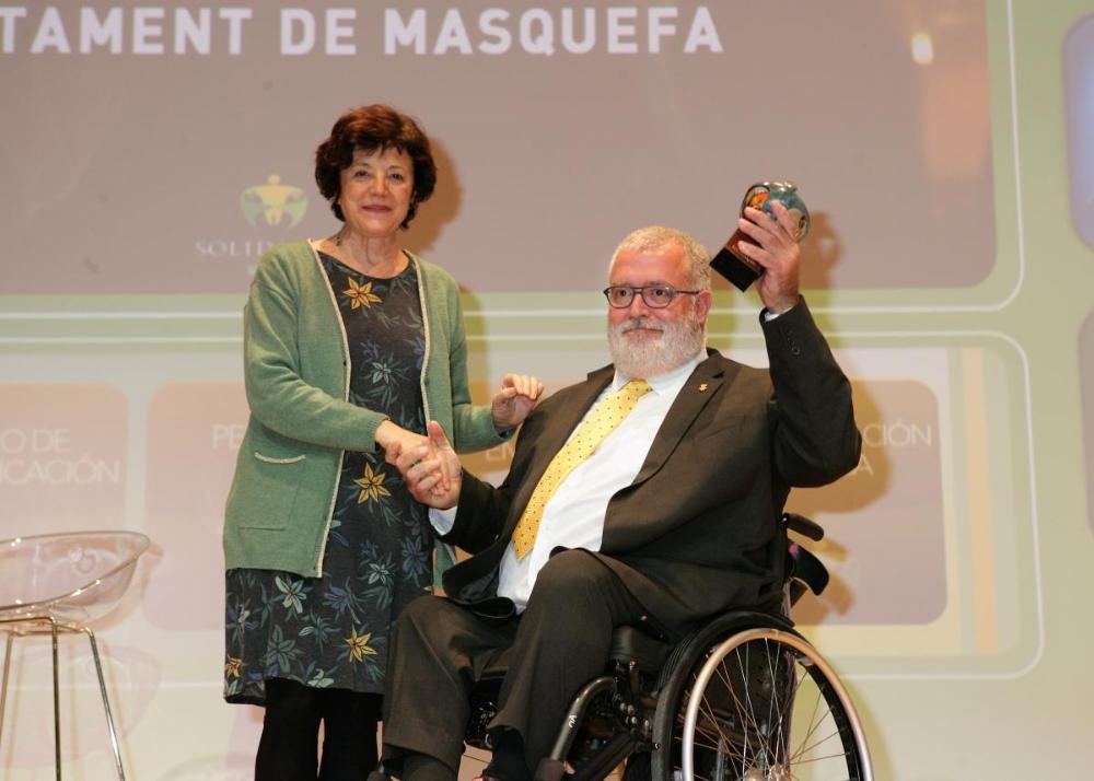 Francina Alsina dona el premi a l'alcalde de Masquefa, Xavier Boquete.