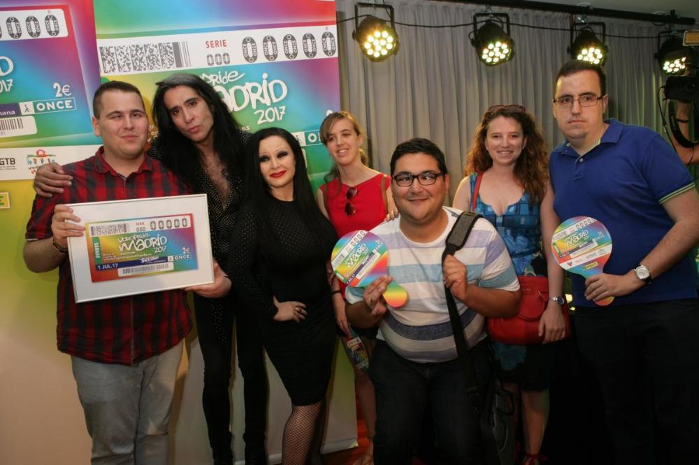 El acto también ha contado con el testimonio de tres personas LGTB con discapacidad: Antonio, persona ciega; Laura, con sordera; y Gema, usuaria de silla de ruedas, que han narrado en primera persona la importancia de este cupón, y han explicado las barreras específicas que quedan por superar desde su perspectiva como miembros de ambos colectivos. “Estoy orgulloso de ser una persona con discapacidad, de ser homosexual y de ser una persona como vosotros”, ha resumido Antonio, muy emocionado.