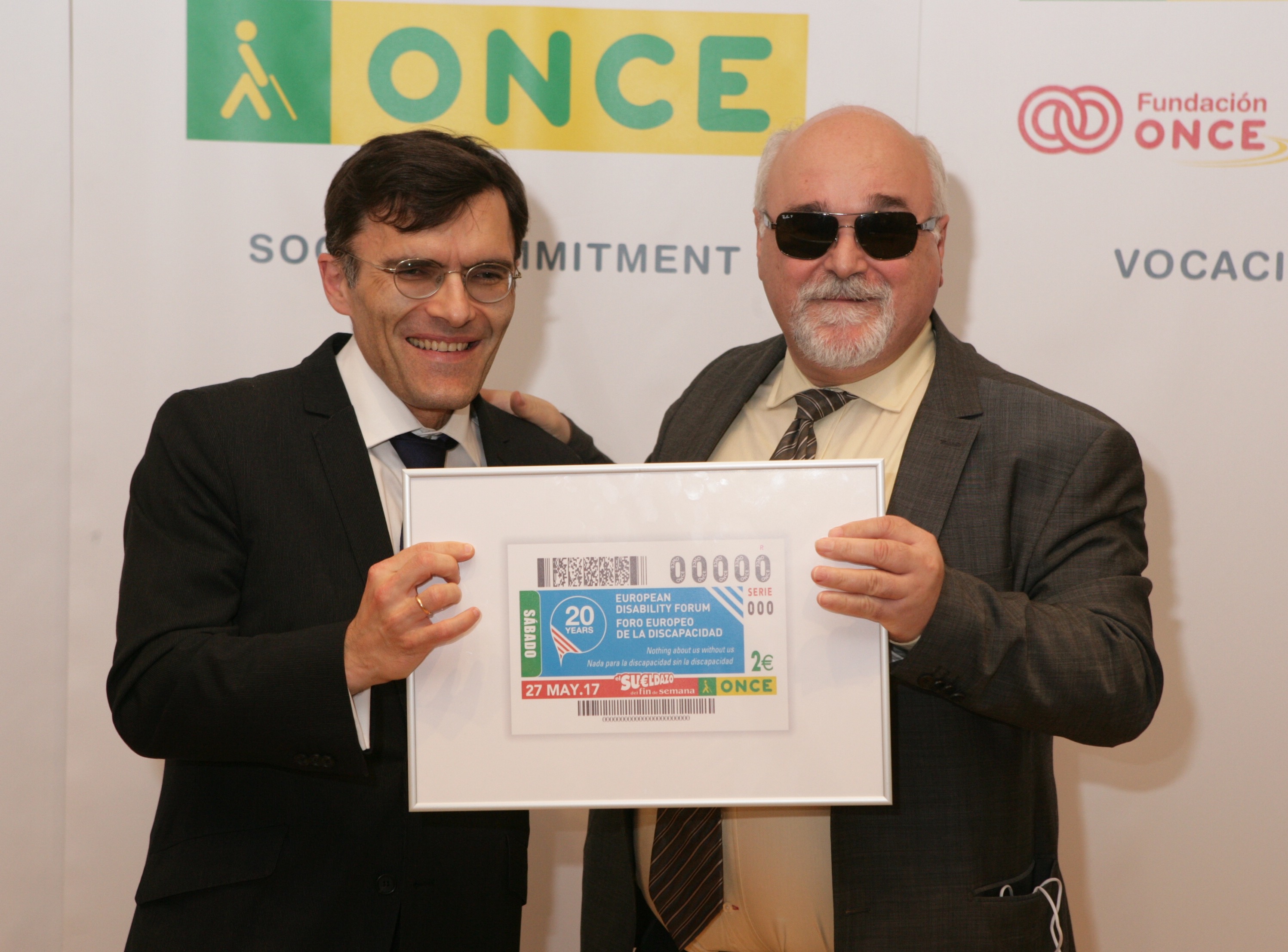 alberto_duran_y_yannis_vardakastanis_posan_junto_al_cupon_dedicado_al_edf.jpg