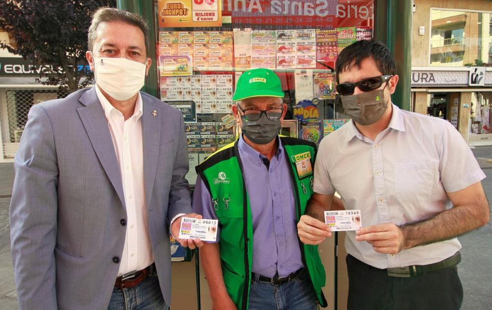 A Blanes, ens va acompanyar l’alcalde, Àngel Canosa. Va ser al quiosc de l’ONCE situat al carrer Raval, núm.1. També va assistir el director de l’agència de l’ONCE a Blanes, Antonio González i el venedor de l’ONCE Francisco Gallardo.