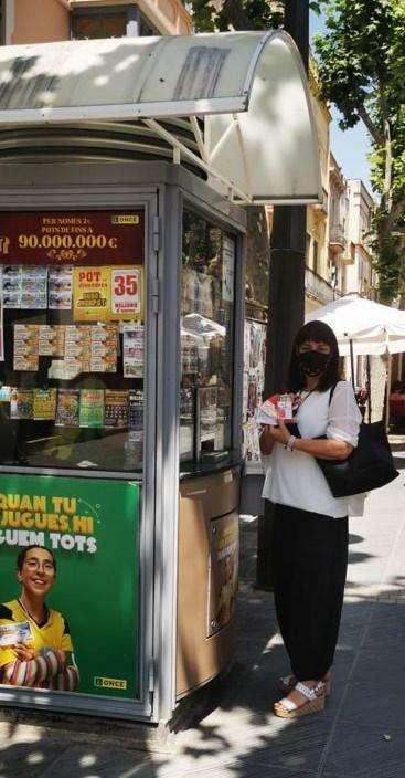  L’alcaldessa, Olga Arnau, en el segon al quiosc ubicat a la Rambla Principal, núm. 44 amb la venedora de l’ONCE Isabel Ortega. Els dos actes va assistir el director de l’agència de l’ONCE a Vilanova i La Geltrú, Genís Martos.